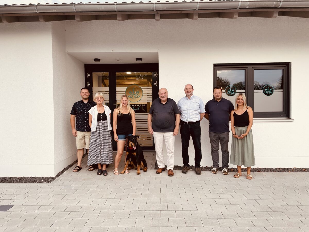 CSU Pressath besichtigt neue Physiotherapie-Praxis und diskutiert Baugenehmigungsprobleme