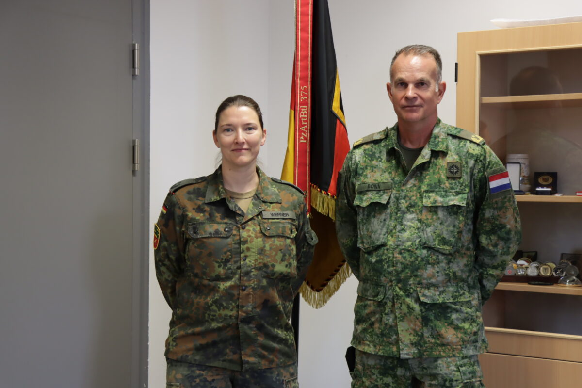 Weidener Bataillon: General Bonn trifft junge Besucherin