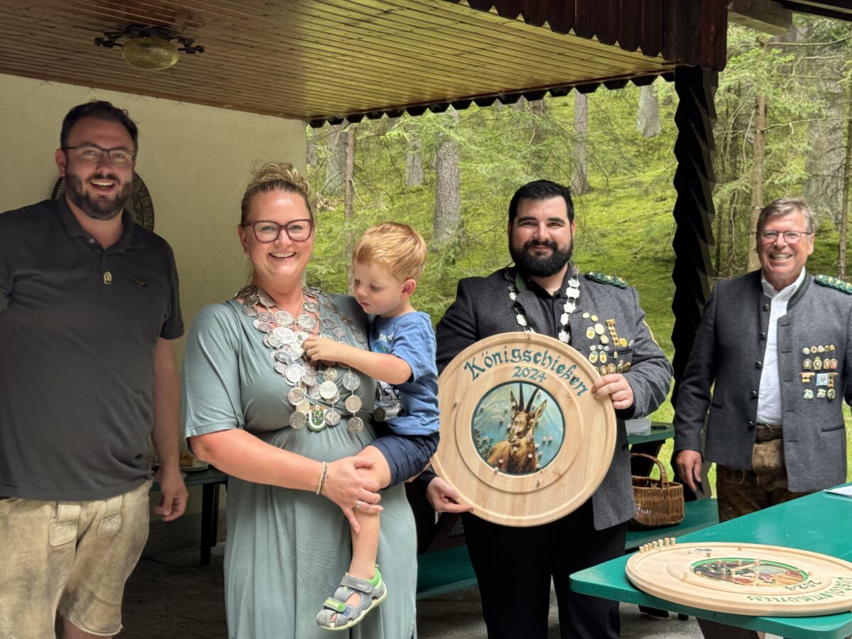 Königliches Paar beim Schießen in Trippach gekrönt