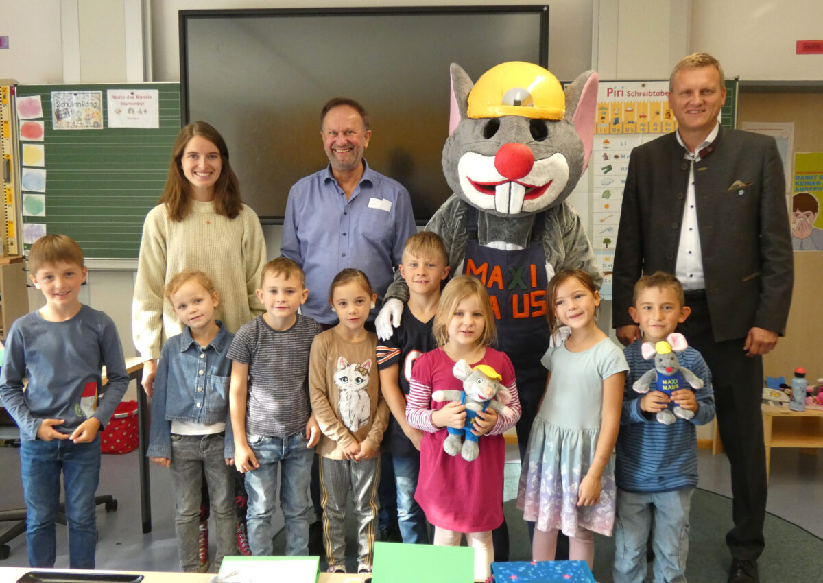 MAXI-Maus und Bürgermeister besuchen Schulanfänger