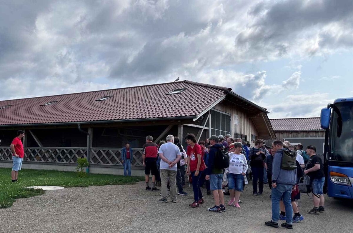 Tierliebe verbindet: HPZ-Werkstatt besucht Gut Aiderbichl