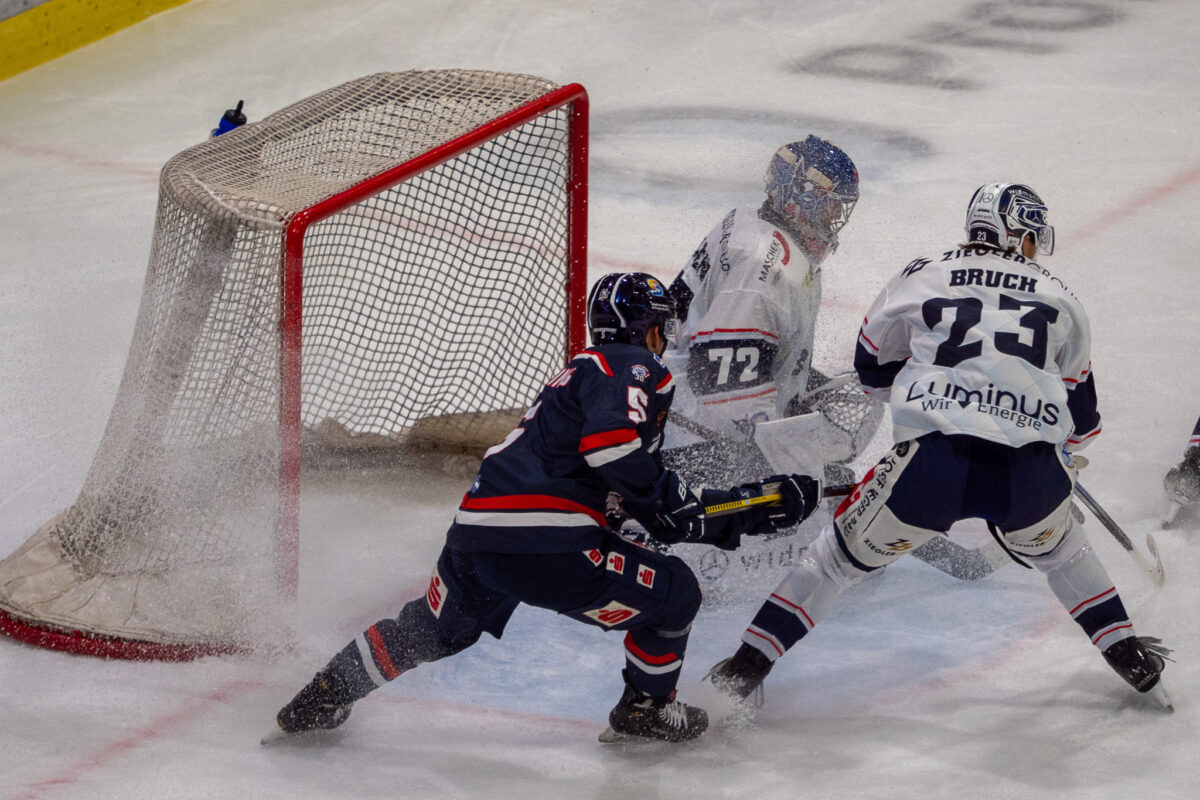 Goalie Daniel Allavena stand oft im Brennpunkt und machte eine gute Partie in Weißwasser.