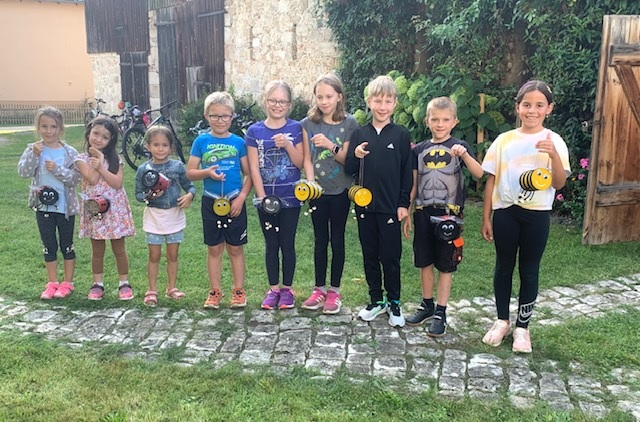 Kreative Insektenhotels aus Upcycling beim Ferienprogramm