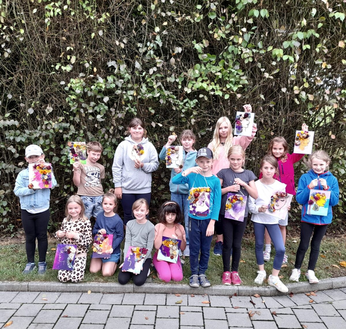 Kinder kreieren Kunstwerke im Ferienprogramm