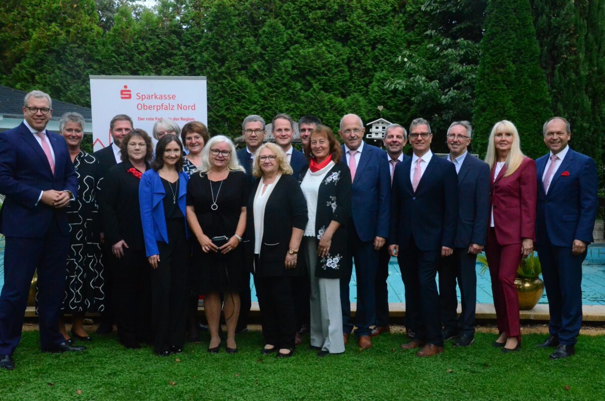 Sparkasse Oberpfalz Nord ehrt treue Mitarbeiterinnen und Mitarbeiter