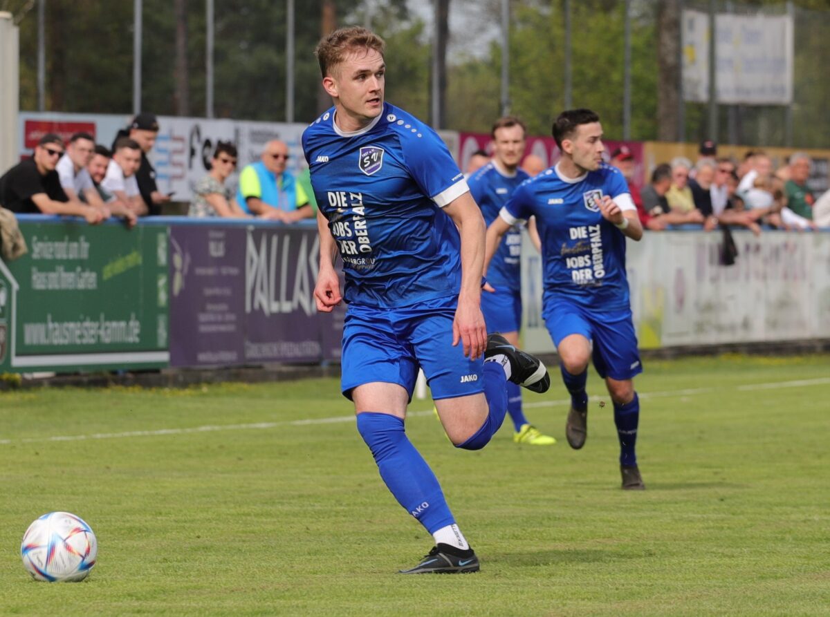 SV Etzenricht bleibt Tabellenführer – SpVgg SV Weiden II kämpft sich auf Platz drei nach oben