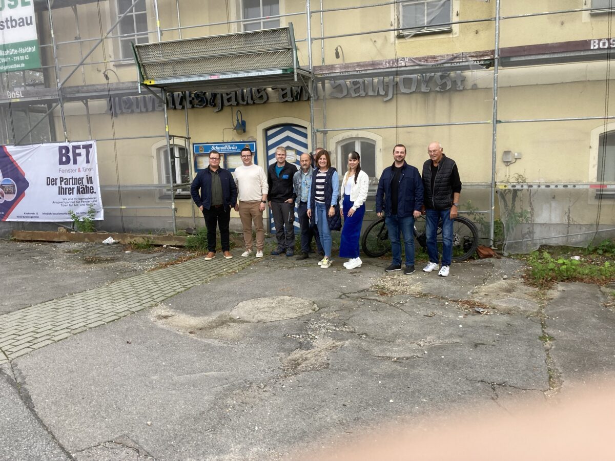 CSU und JU besichtigen historisches Sauforst-Gebäude in Maxhütte-Haidhof