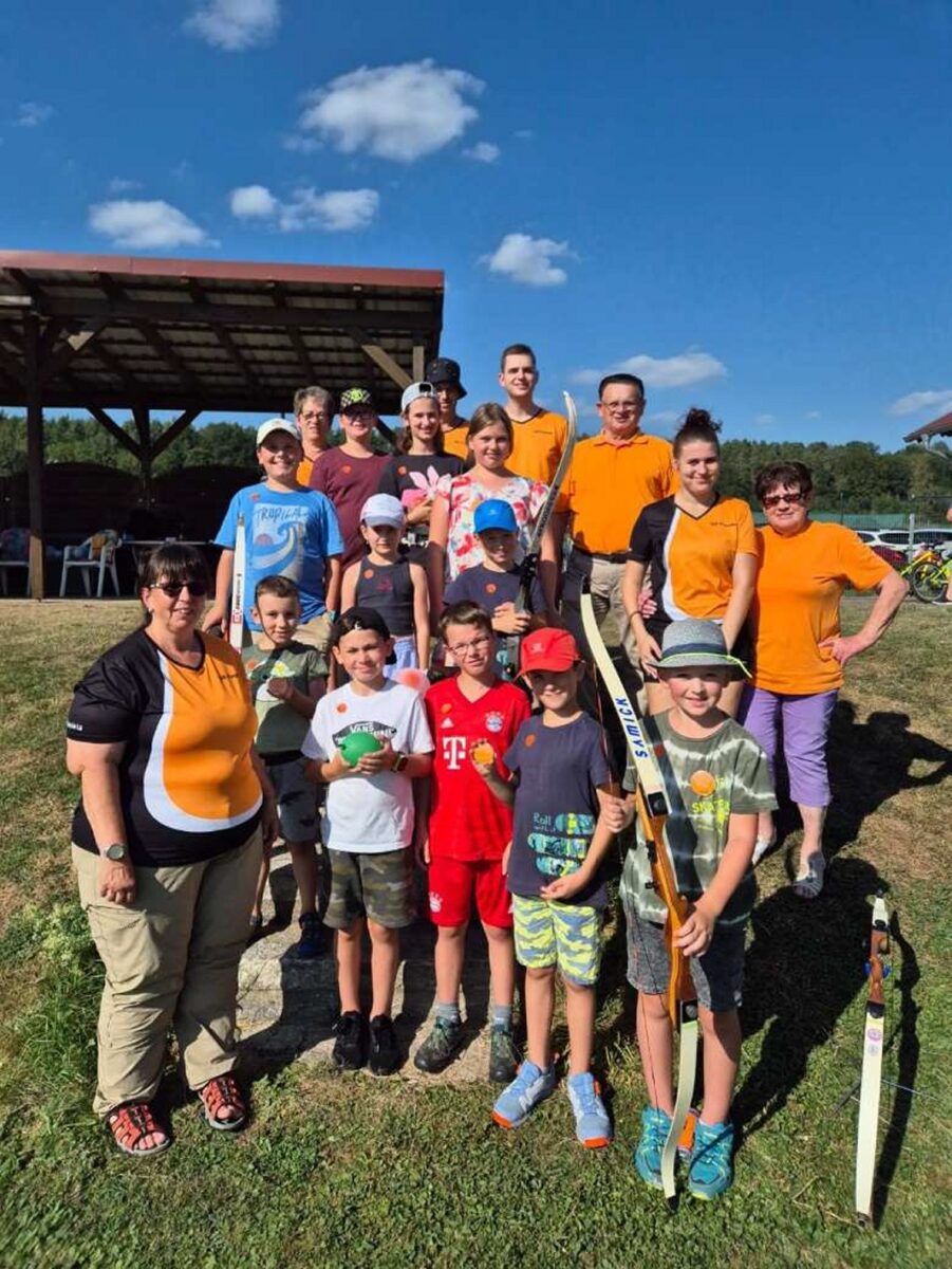 Kinder beenden Ferien mit Bogenschießen in Pressath