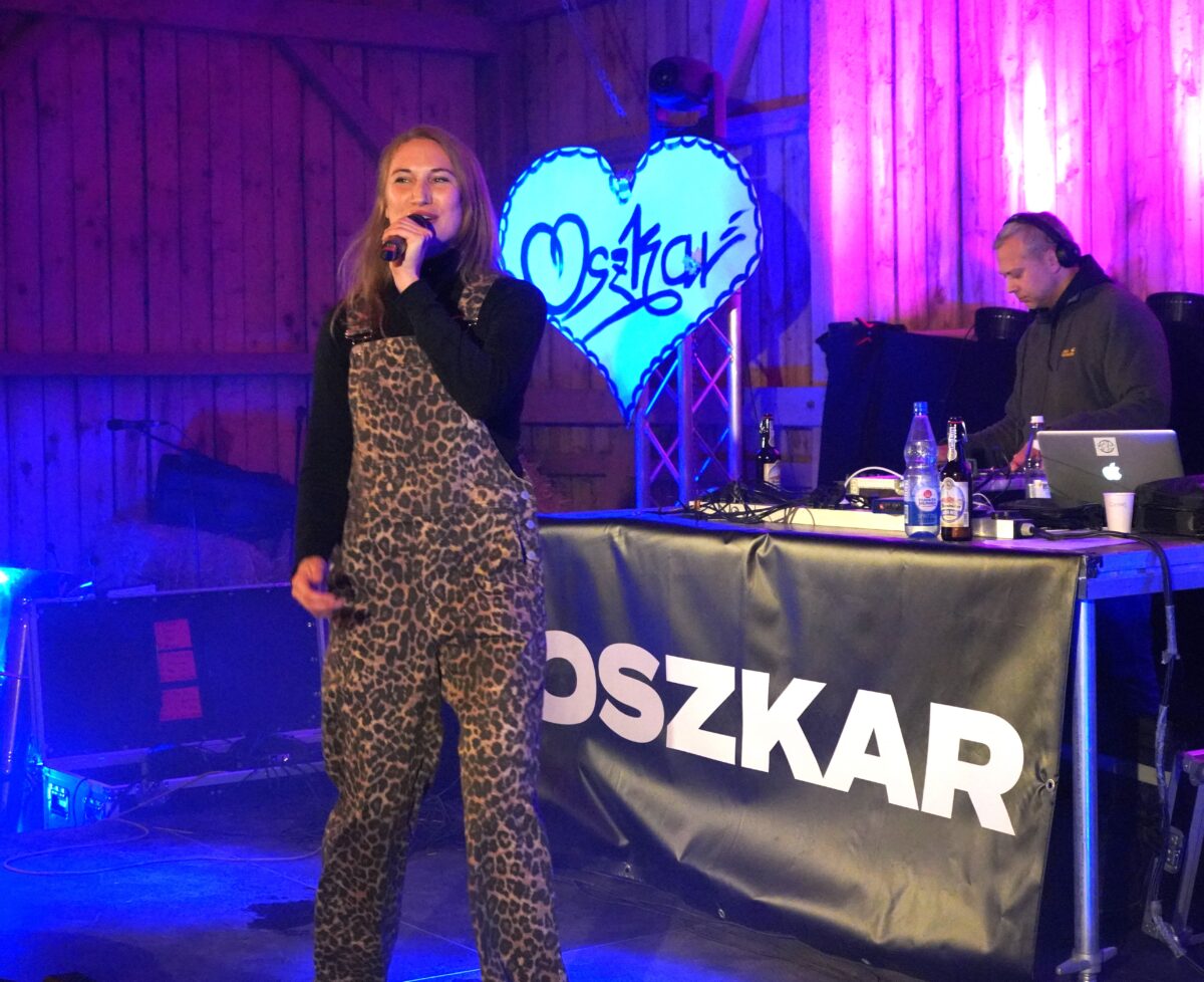 Woppenrietherin rappt mit Hulzstoussboum im Stodl