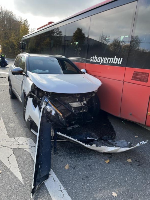 Unfall durch defekte Ampel: Zwei Verletzte