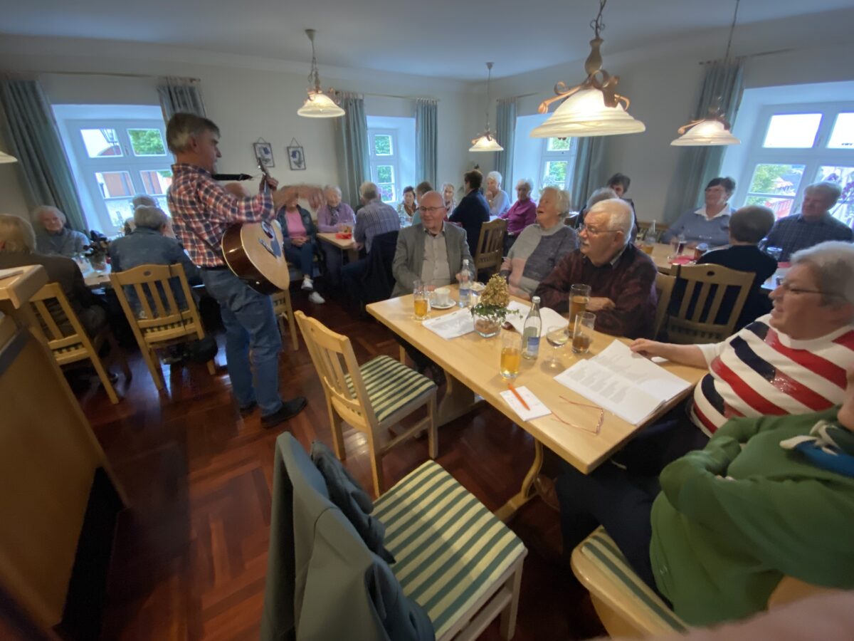 Witz und Gesang beim Seniorennachmittag