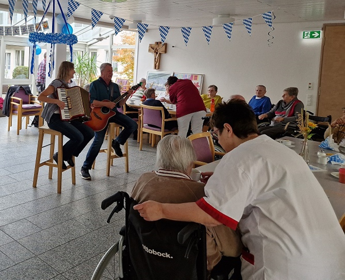 Oktoberfest im Altenheim St. Josef: Ein Fest voller Tradition und Freude