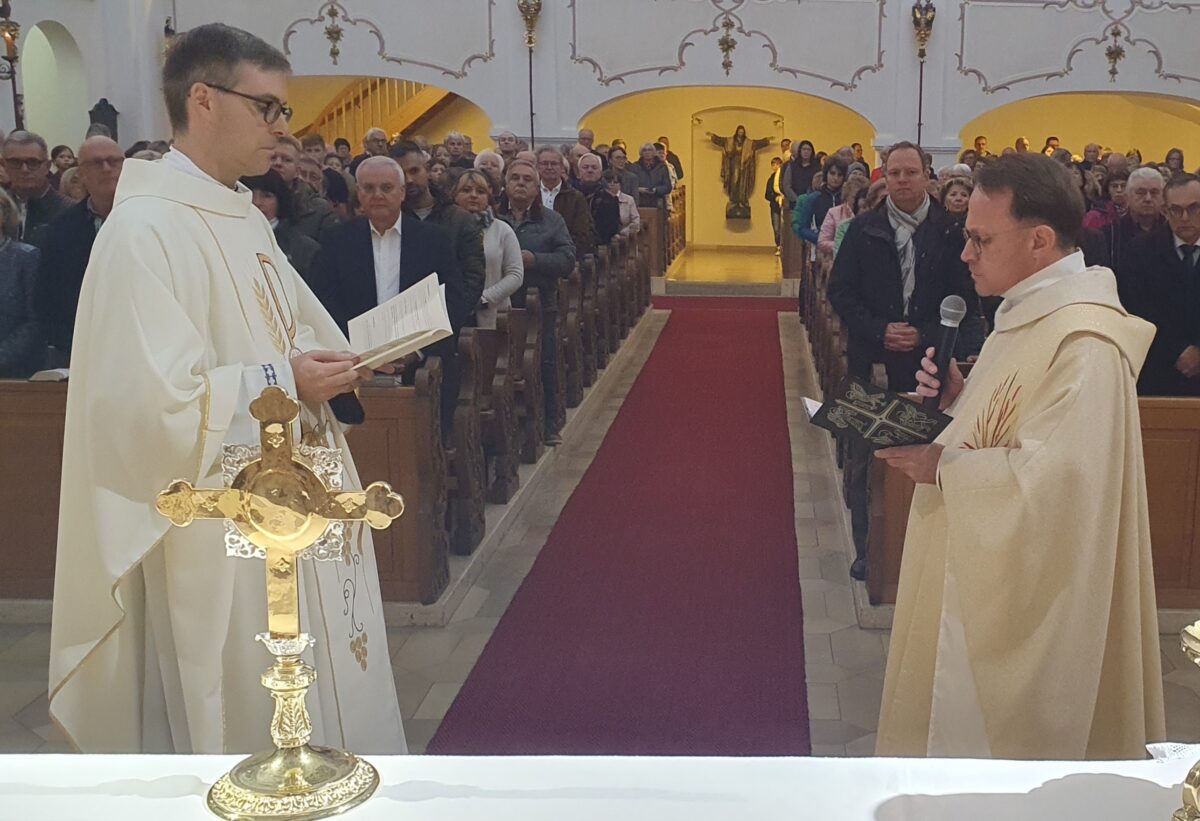 Dekan Alexander Hösl führt Pfarrer Thomas Kopp in sein Amt ein