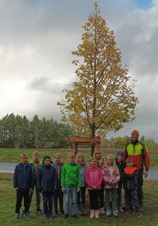 Kommunionkinder pflanzen Erinnerungsbaum in Leuchtenberg