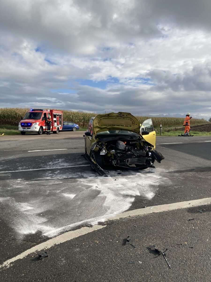 Unfall mit zwei Verletzten und hohen Sachschaden