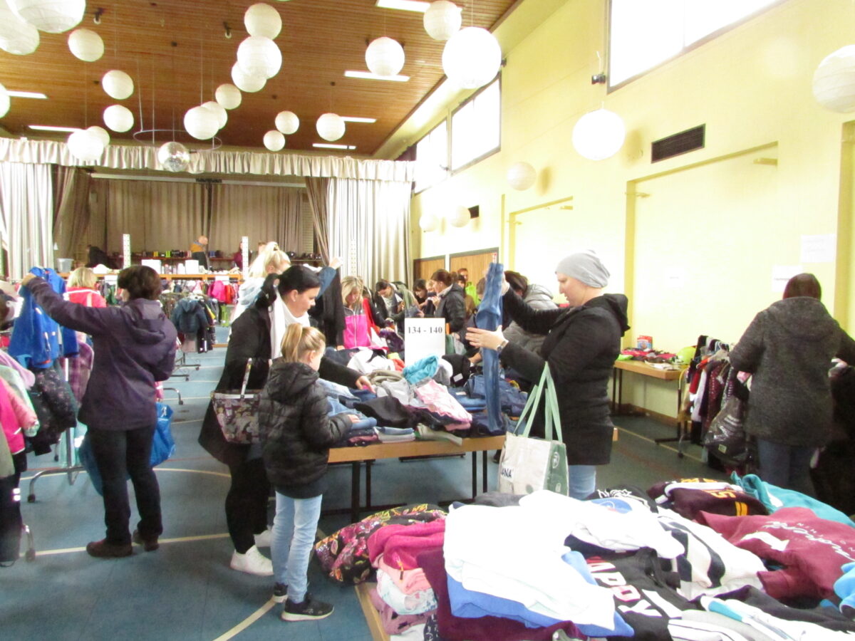Erfolgreicher Herbstbasar lockt mit warmer Kleidung
