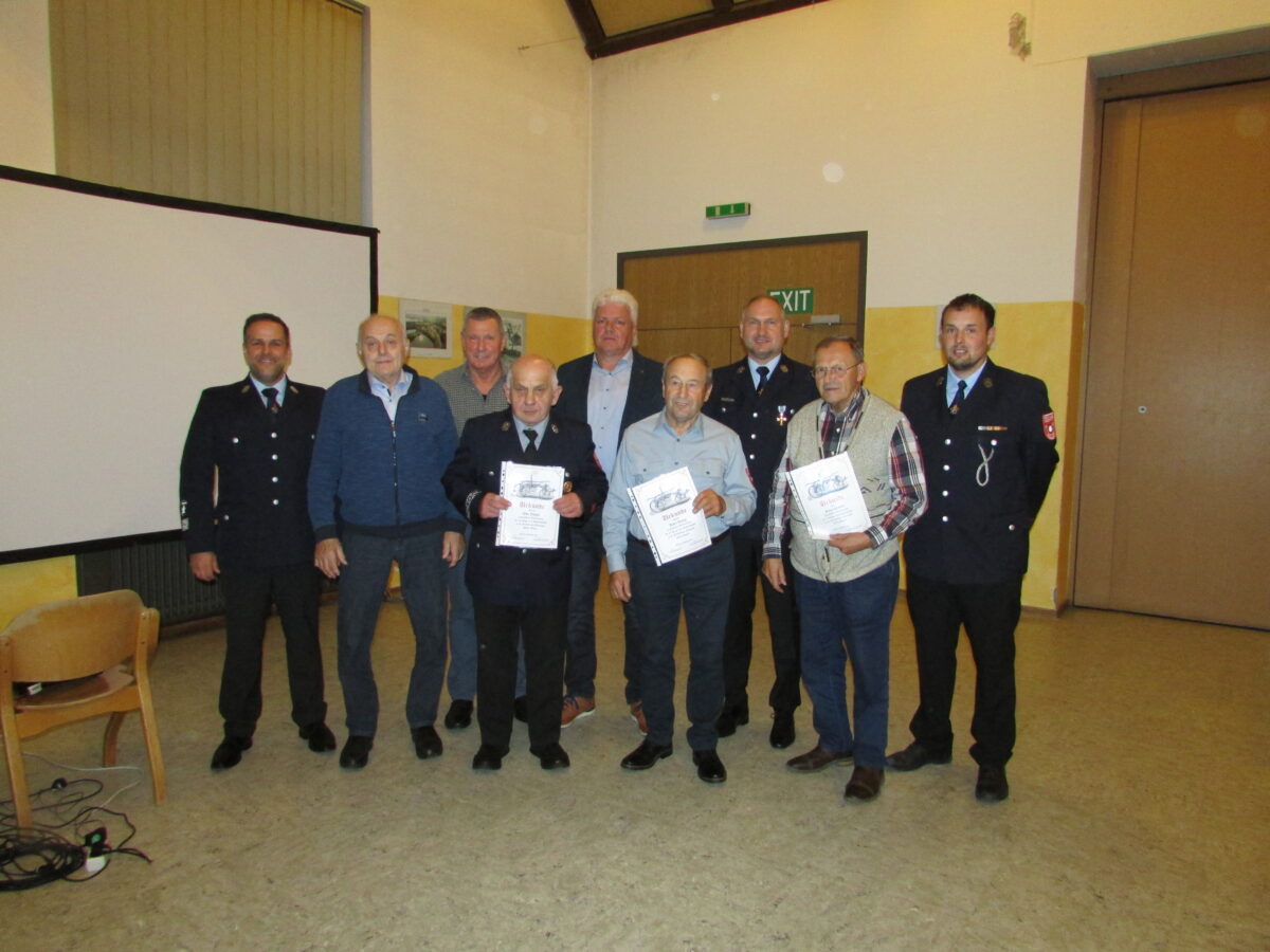 Feuerwehr ehrt Mitglieder und plant Sanierung