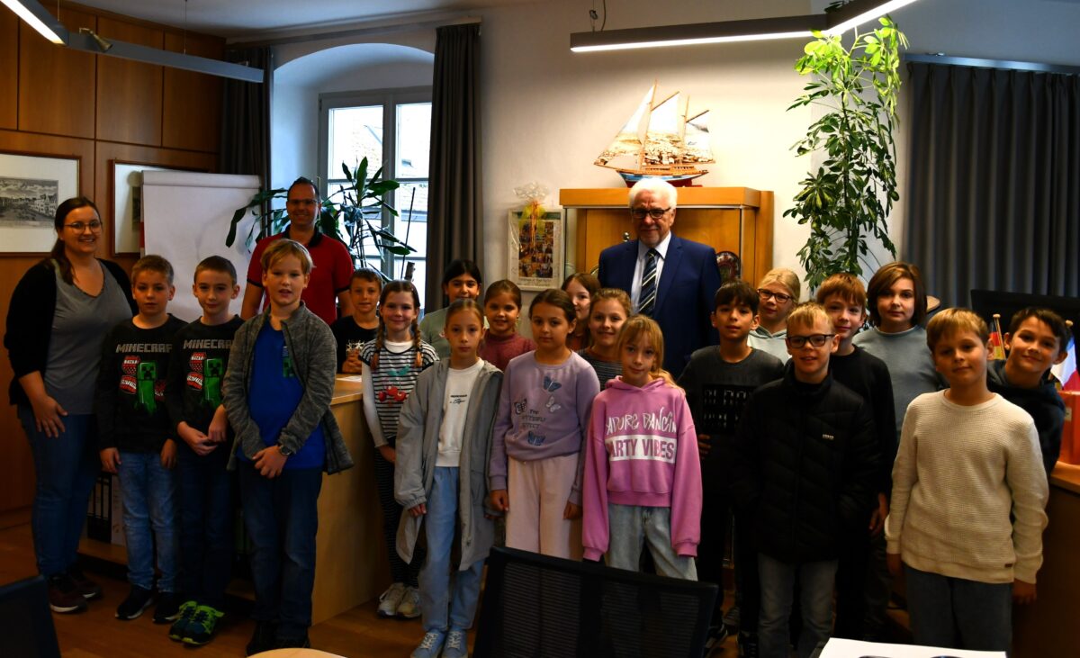 Grundschüler erkunden das Rathaus Burglengenfeld