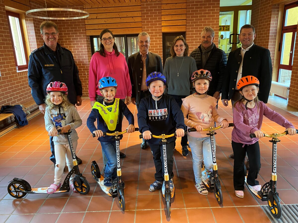 Grundschule Vohenstrauß bekommt fünf Tretroller geschenkt