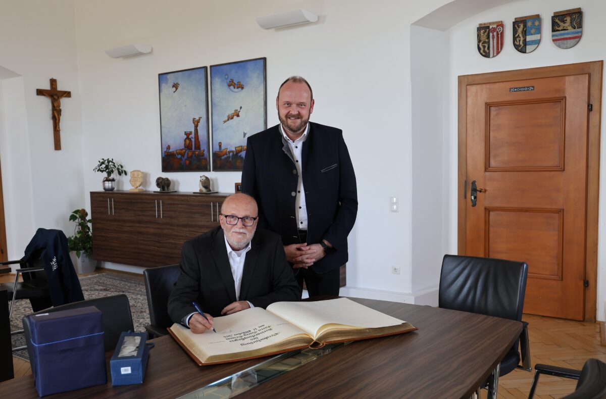 Harry Grimm als Kreisarchivpfleger von Neustadt verabschiedet