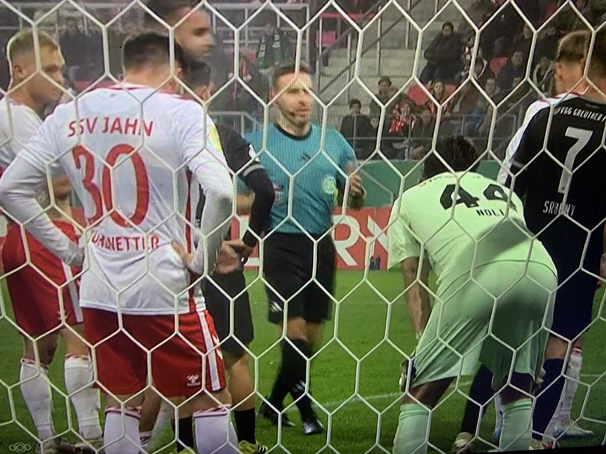 Jahn in Liga 2: Zwei bayerische Krisenteams im Fürther Flut-Lichtblick-Duell