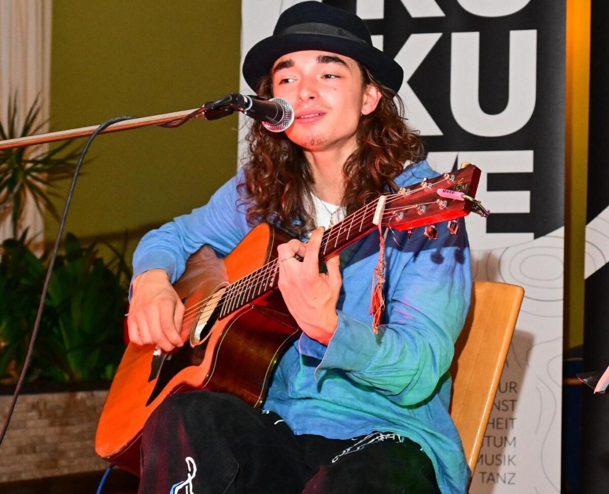 Wohnzimmerkonzert mit aufstrebendem Künstler in heimeliger Atmosphäre