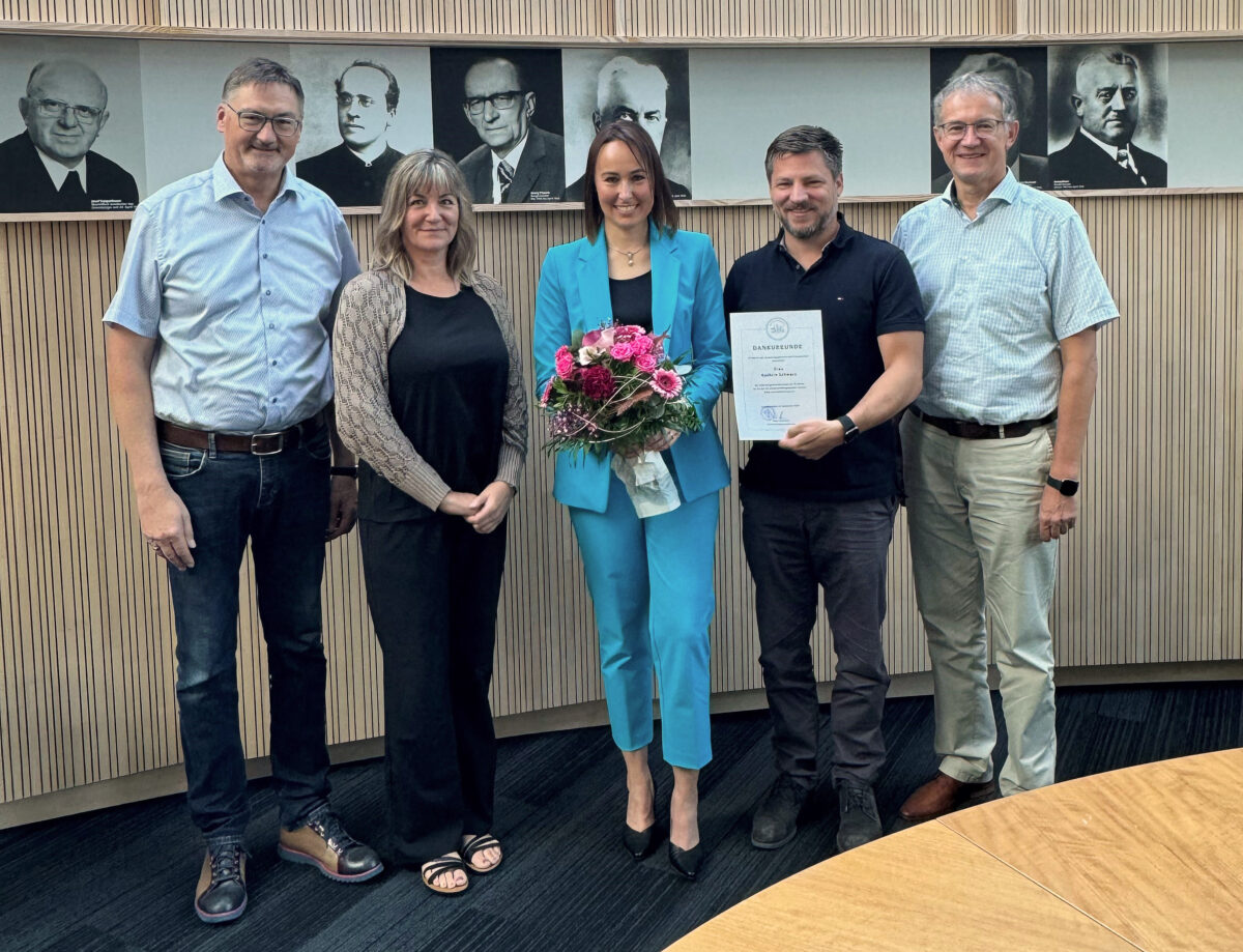 Kathrin Schwarz feiert 25 Jahre bei VG Schwarzenfeld