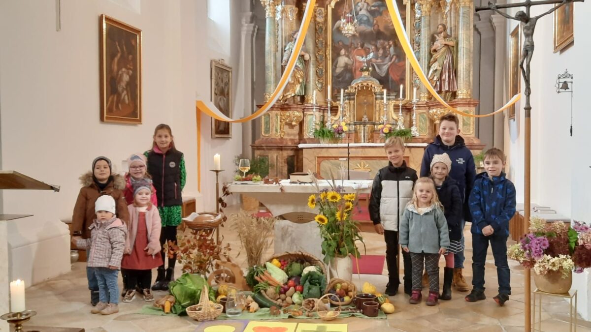 Kinder gestalten lebendigen Erntedank in Böhmischbruck