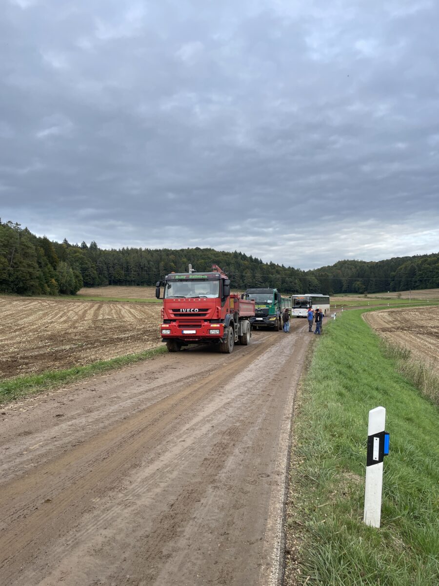 Maisernte legt Verkehr in Illschwang lahm