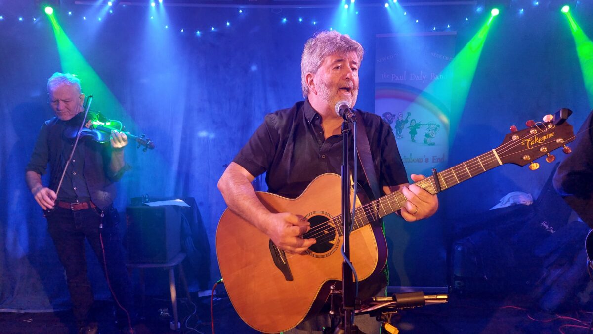 Paul Daly Band bringt Irish Touch ins "Parapluie"