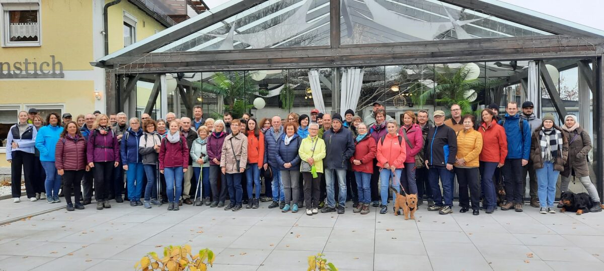 Rekordbeteiligung bei Wanderung nach Themenreuth