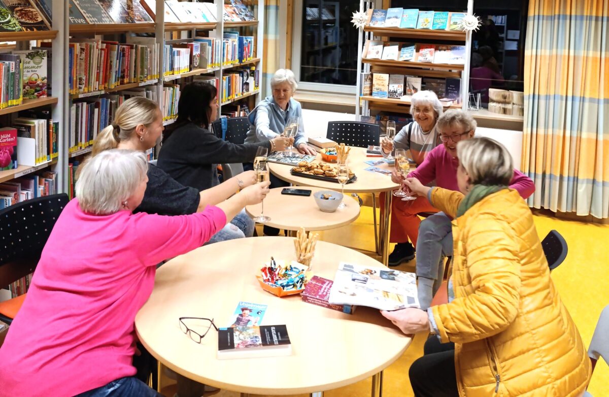 Schmökerabend in Eslarn: Bücherfreunde genießen Sekt und Geschichten