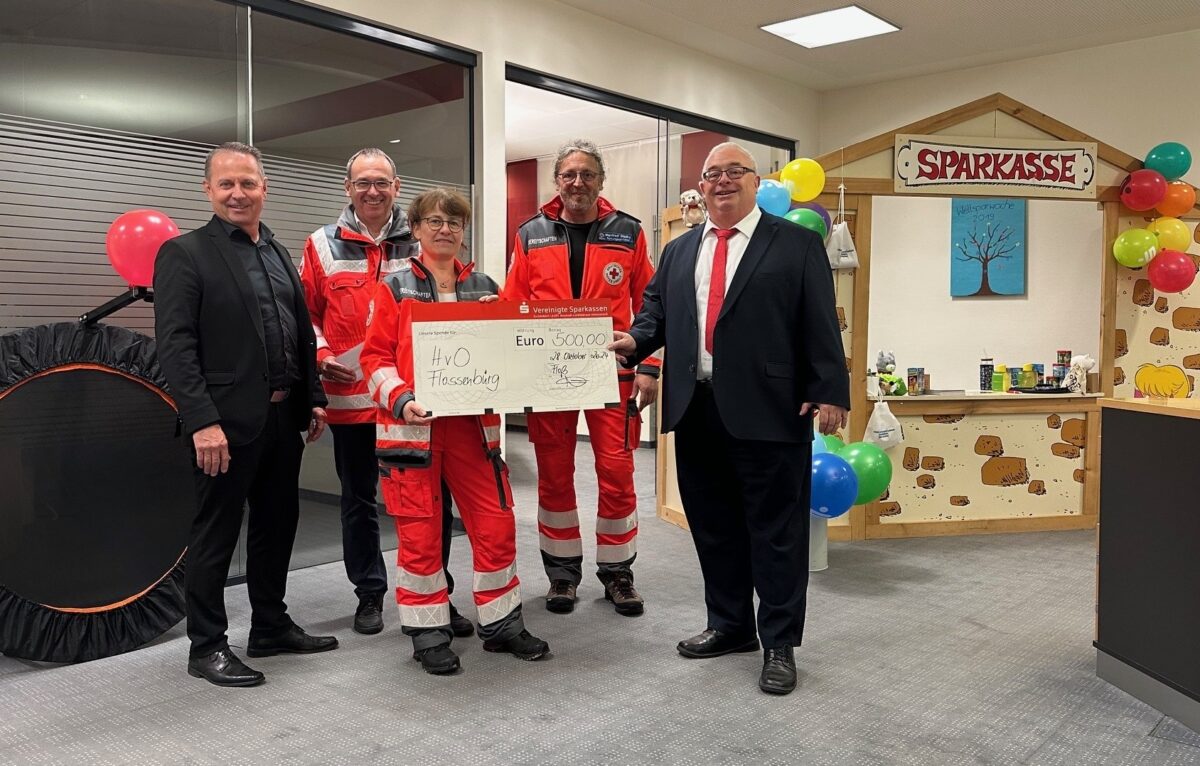 Sparkasse unterstützt Flossenbürger Helfer mit 500 Euro