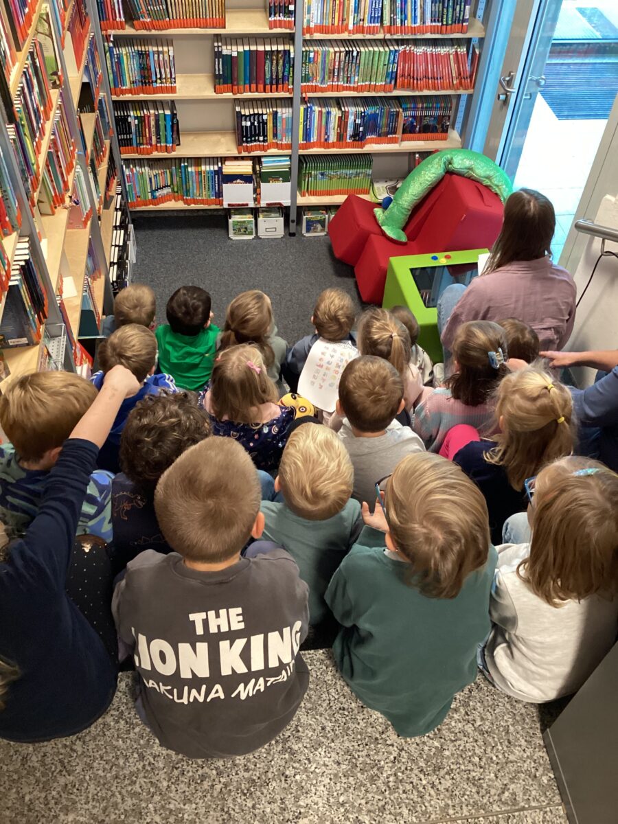 Vorschulkinder erkunden Stadtbücherei Maxhütte-Haidhof