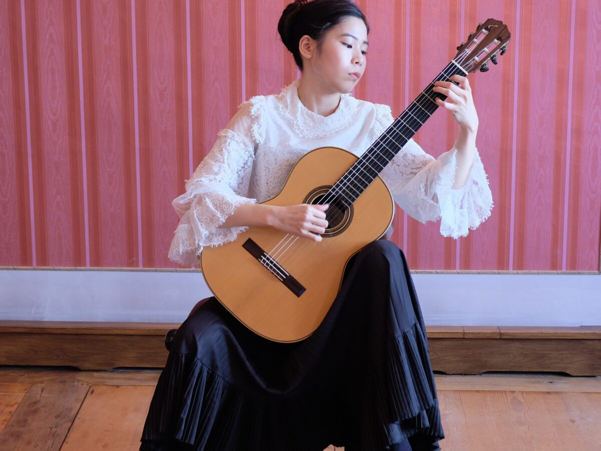 Ashley Akita verzaubert Speinshart mit Gitarrenklängen