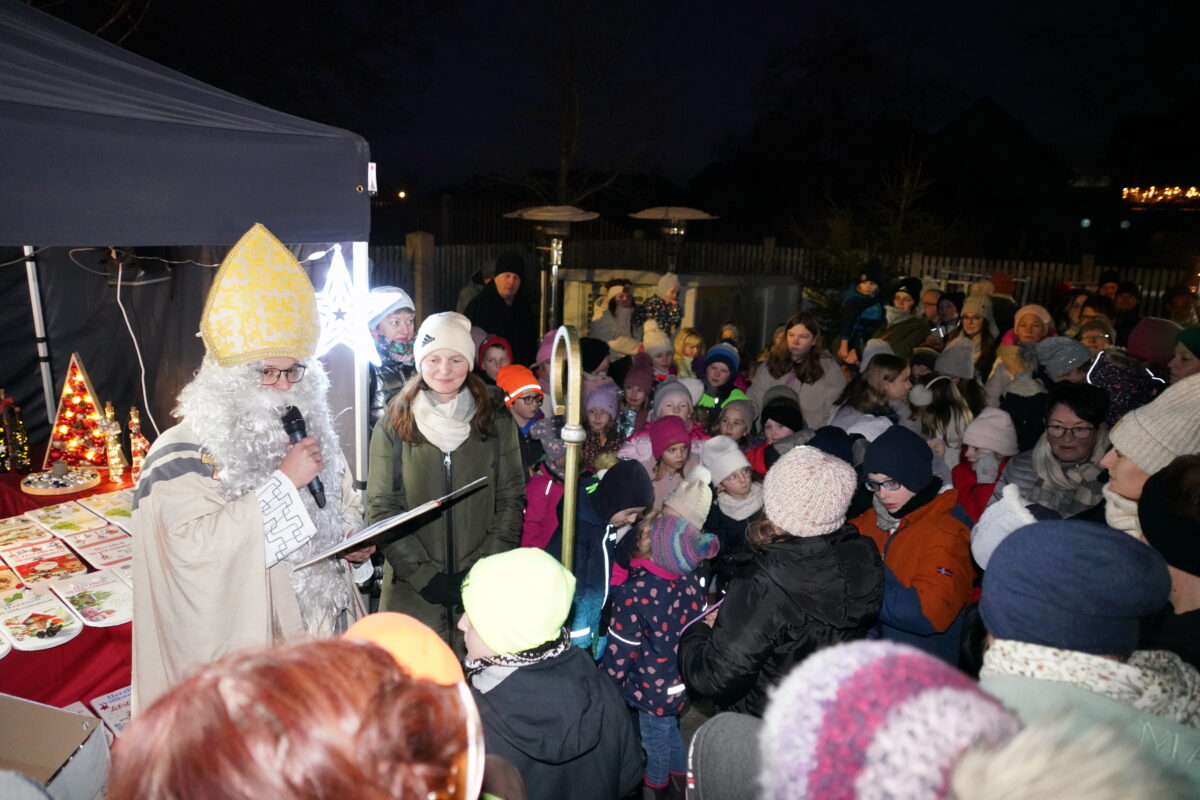 Nikolaus taucht aus Dunkelheit auf