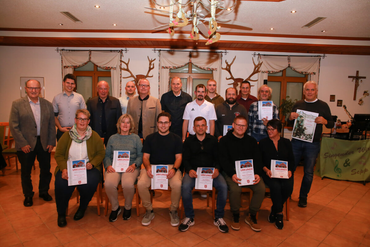 Feuerwehr Haselmühl: Mitglieder für langjährige Treue ausgezeichnet