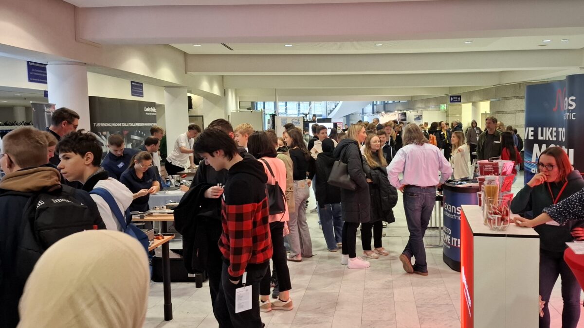 Über 1000 Jugendliche treffen bei Motivationstag auf 40 Arbeitgeber