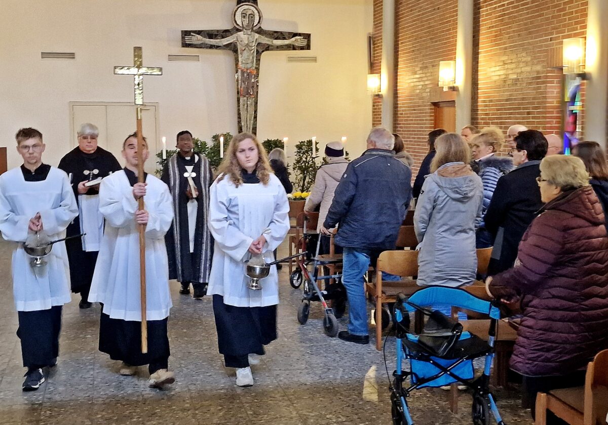 Allerheiligen in Weiden: Gedenken mit Hoffnung und Trauer