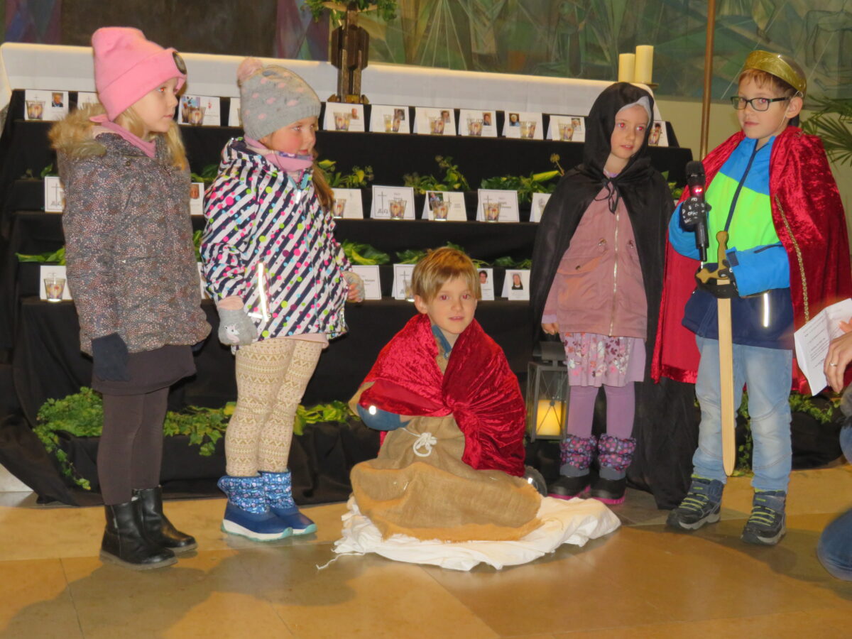 Kinder von Arche Noah feiern Sankt Martin