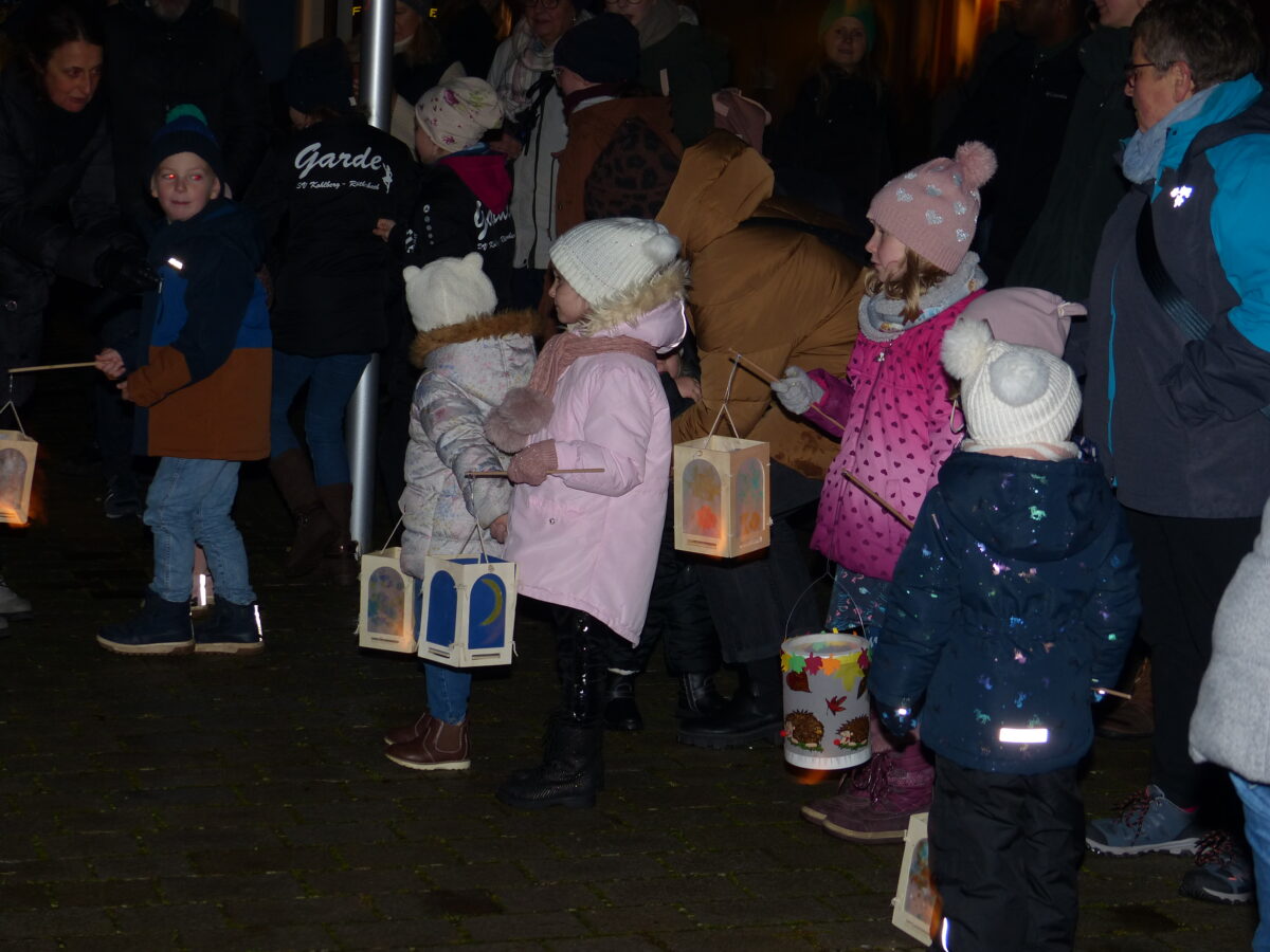 Kinder gedenken des Heiligen Martin