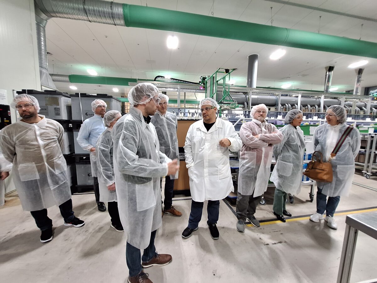 Rogers gewährt Lehrkräften und Wirtschaft Einblicke in die Hightech-Industrie