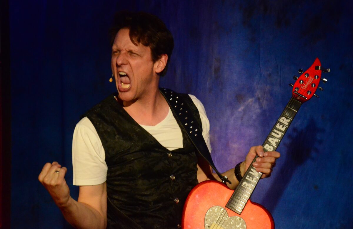 Brewie Bauer nimmt auf der "Kulturbühne im Kulturbahnhof" kein Blatt vor den Mund