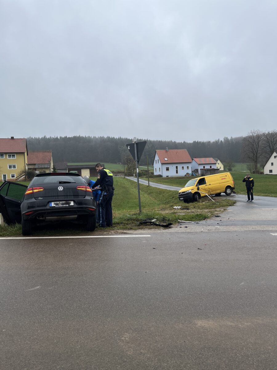 Verkehrsunfall in Illschwang fällt Telefonmast