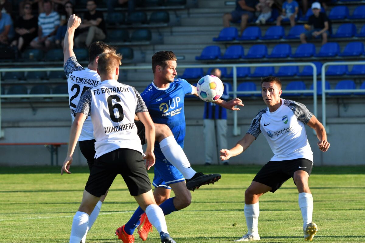 Bayernliga Nord: Spvgg SV Weiden  beim FC Eintracht Münchberg in der Favoritenrolle