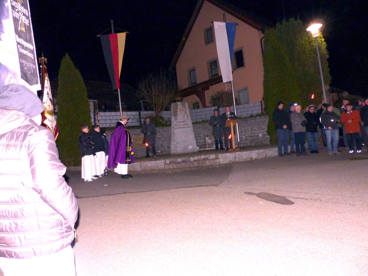 Döllnitz gedenkt Opfern und mahnt zum Frieden