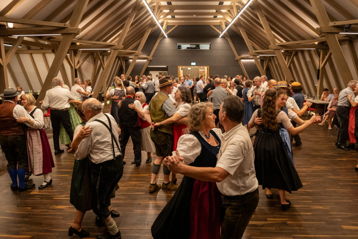 Erfolg für ersten Volkstanzkurs in Amberg-Sulzbach