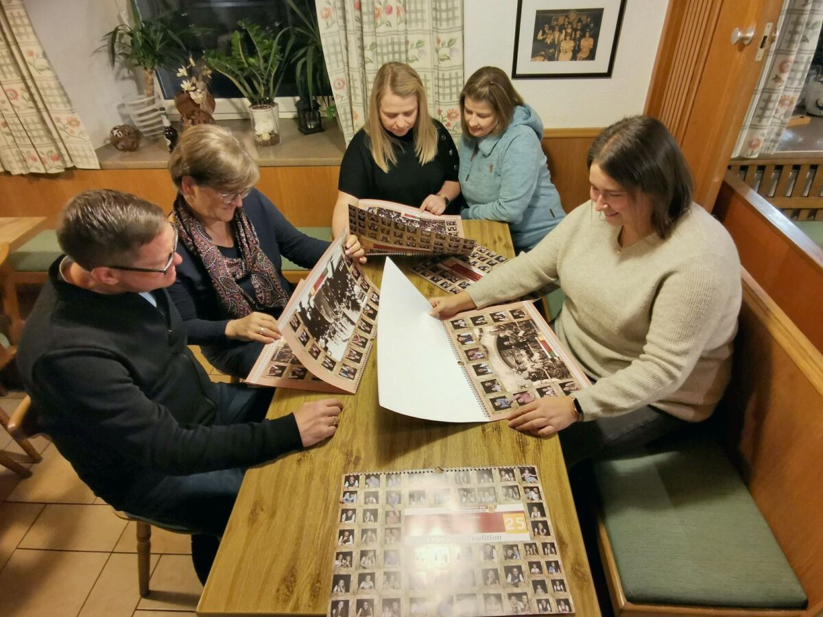 Eslarn präsentiert Kalender für Jubel-Heimatfest 2025