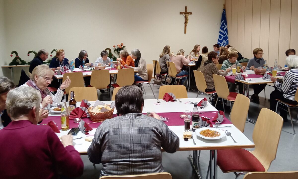 Katholischen Frauenbund Schirmitz begrüßt fünf neue Mitglieder in der Agapefeier