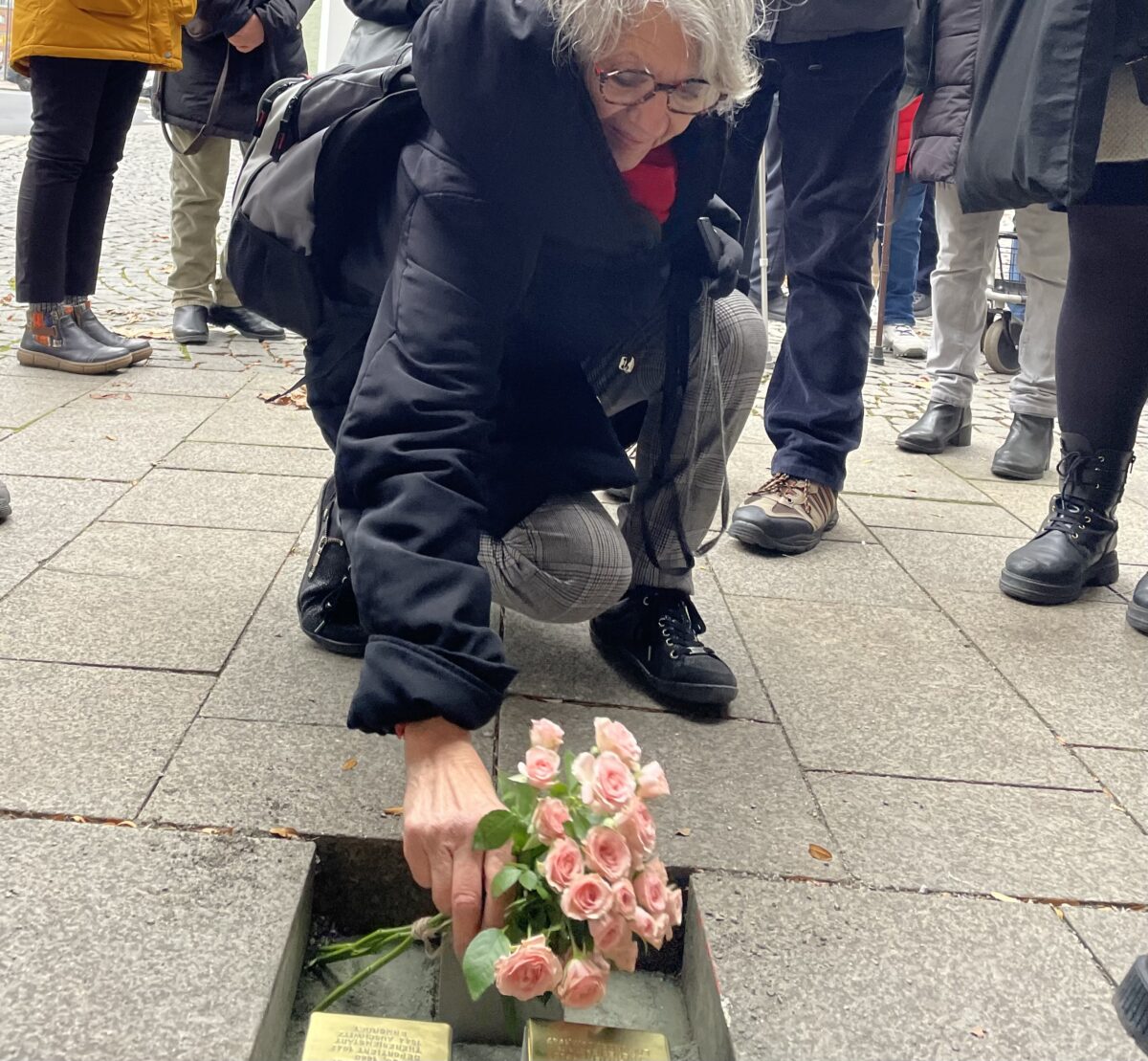 18 weitere Stolpersteine verlegt: Angehörige aus aller Welt in Weiden